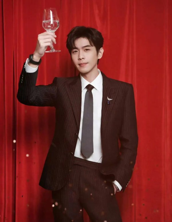 配资指数 张若昀钟楚曦主演电影版开端，正午阳光如何布局电影赛道？